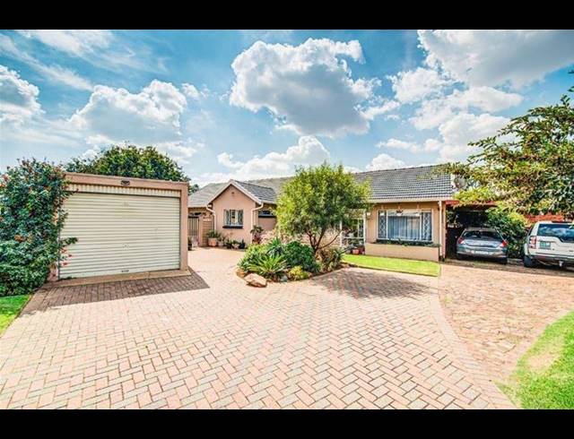 4 BEDROOM HOUSE FOR SALE IN BONAERO PARK